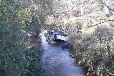 Homem morre após carro capotar e cair dentro de rio na região 