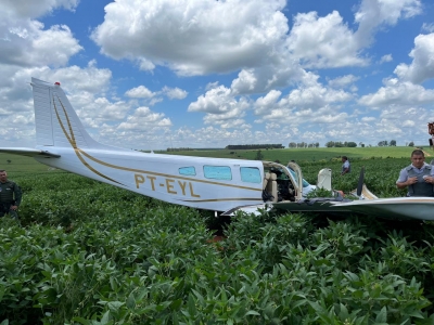 Avião que fez pouso forçado em Santa Cruz do Rio Pardo levava cocaína e era perseguido por caça da FAB; tripulação fugiu