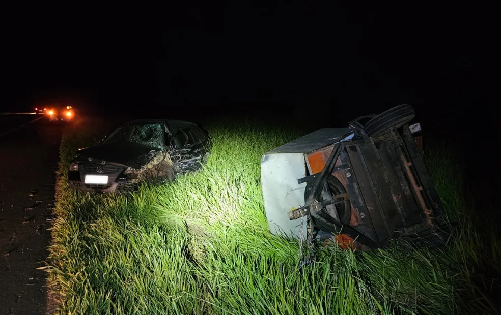Homem morre após carros baterem de frente em rodovia na região; em Ipaussu casal fica ferido em capotamento
