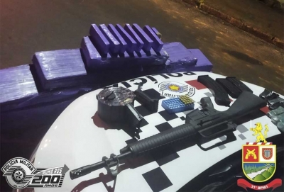 Policiais militares de Ourinhos perseguem homem até o Paraná e o prendem com grande quantidade de drogas, arma e munições 
