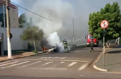 Vídeo: Carro pega fogo em Ourinhos