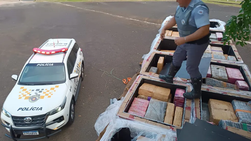 Polícia Rodoviária apreende grande quantidade de maconha escondida em carga de caixas de leite na região 