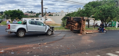 Camionete bate com força em caminhão que tomba em Ourinhos 