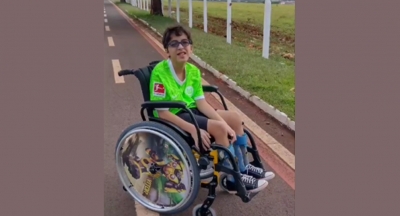 Garoto recebe cadeira de rodas após família fazer campanha em Ourinhos 
