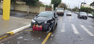 Carros da mesma marca colidem em cruzamento em Ourinhos 