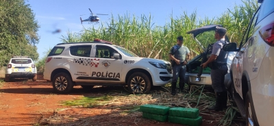 Traficantes abandonam carro cheio de maconha e fogem em Ibirarema 