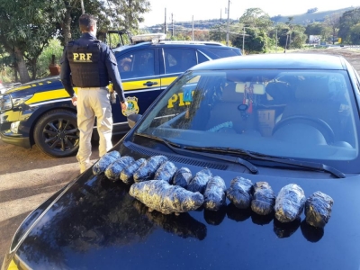 PRF encontra skunk escondida em painel de carro na praça de pedágio de Jacarezinho