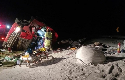 Mulher morre após caminhão com 4 pessoas da mesma família tombar na região 