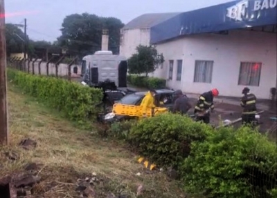 Acidente na Rodovia Raposo Tavares mobiliza equipes de resgate em Ourinhos; vítimas ficaram presas no carro 