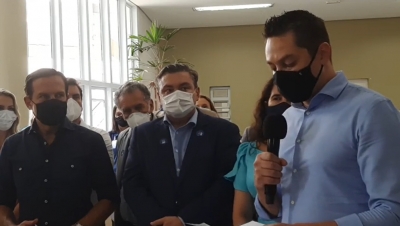 Com aglomeração, Doria acompanha início de vacinação em Marília 