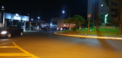 Caminhonete fica presa em mureta que divide avenida em Ourinhos