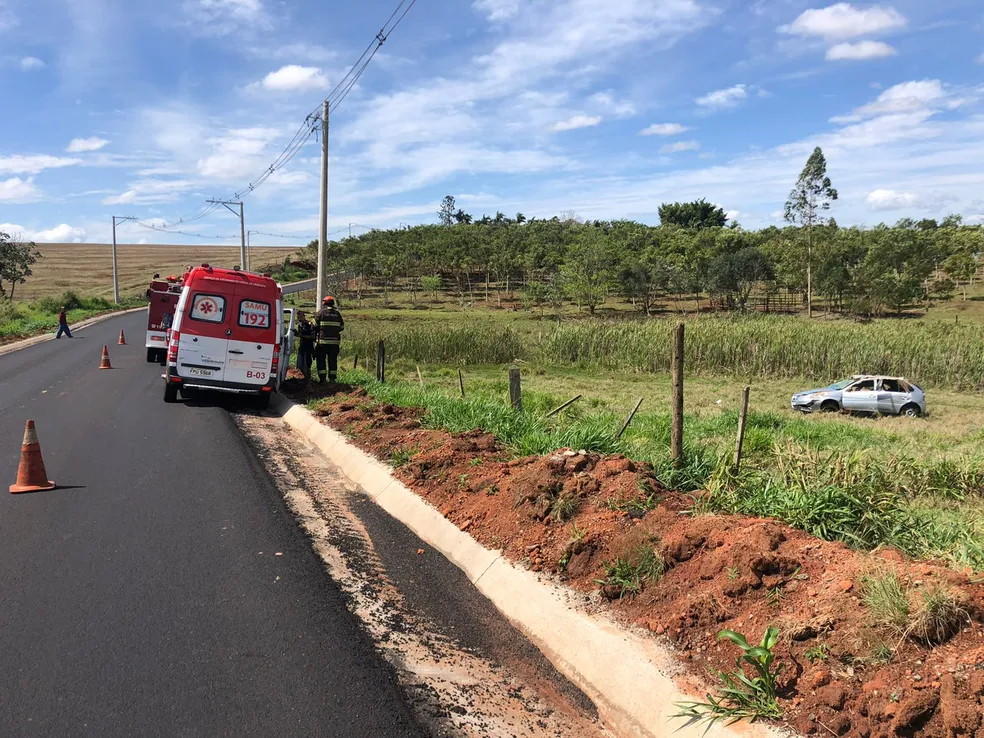 Carro capota e deixa cinco feridos em estrada vicinal na região 