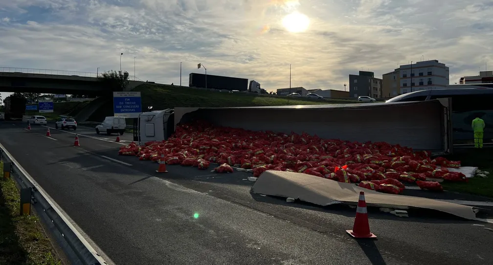 Caminhão com cebolas tomba e interdita parte do trecho de rodovia na região 
