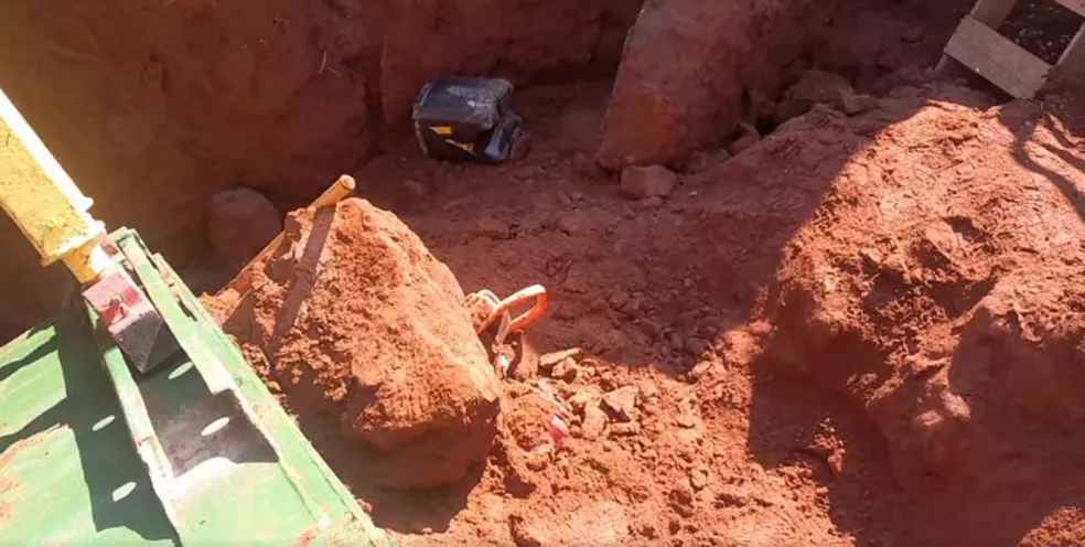 Homem morre após ser soterrado enquanto trabalhava em construção de tubulação de água na região