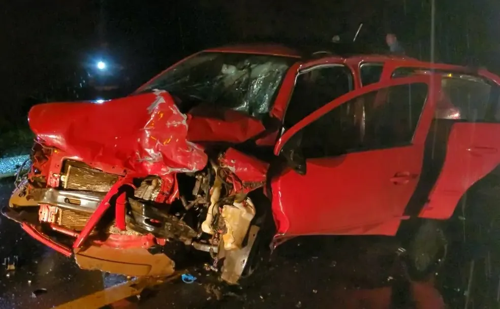Batida frontal entre dois carros deixa cinco pessoas feridas em rodovias da região 