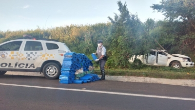 Meia tonelada de maconha é achada em caminhonete que ficou destruída após bater em árvore em rodovia na região; vídeos 