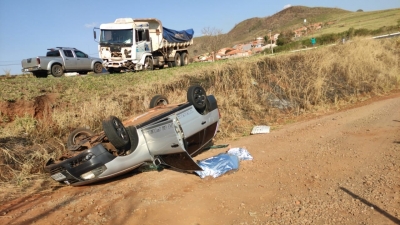 Homem morre e mulher fica ferida em acidente na PR-431 em Jacarezinho 