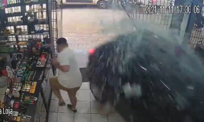 Carro invade loja e quase atropela funcionário, no norte do Paraná: VÍDEO