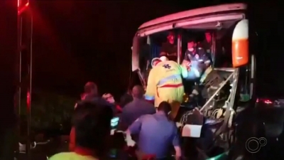 Após três dias internado, morre motorista do ônibus que bateu na traseira de caminhão