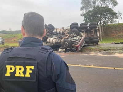 Homem de 40 anos morre em tombamento de caminhão na BR-153