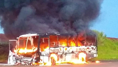 Ônibus é destruído após pegar fogo em vicinal de acesso à São Pedro do Turvo 