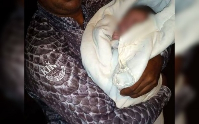 Recém-nascido é encontrado enrolado em saco plástico em rua da região 