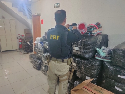 Polícia Rodoviária Federal apreende grande quantidade de camisetas e bonés falsificados em Ourinhos 