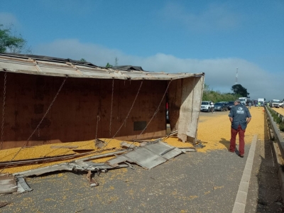 Caminhão com grãos tomba e provoca batida entre veículos na Rodovia Raposo Tavares