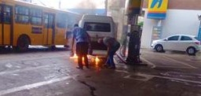 Vídeo mostra Kombi em chamas em posto de combustíveis em Ourinhos 