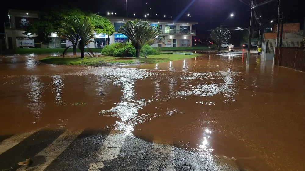 Rio transborda, alaga ruas e atinge pelo menos 13 casas em Cambará, diz Defesa Civil