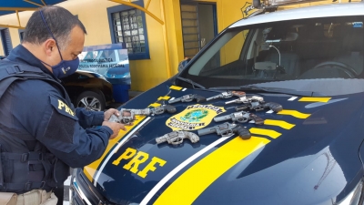 Polícia Rodoviária Federal aborda veículo e encontra nove revólveres com casal na BR-153 
