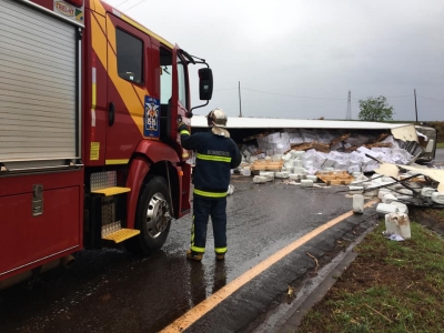 Carreta tomba no norte do Paraná 