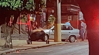 Jovem fica ferido em colisão com carro que bateu em muro de casa em Santa Cruz do Rio Pardo 