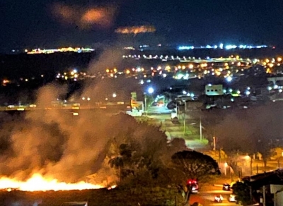 Incêndio de grandes proporções mobiliza Corpo de Bombeiros de Ourinhos; vídeo 
