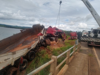 Caminhão que caiu de ponte entre Fartura e Carlópolis é retirado de represa após três dias