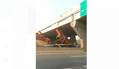Caminhão fica preso em viaduto na SP-327 em Santa Cruz do Rio Pardo