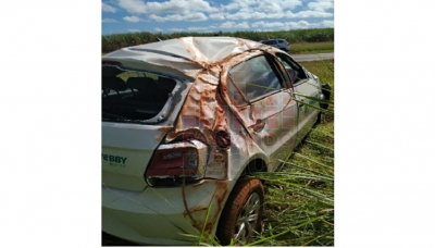 Mulher fica ferida ao capotar veículo da empresa na BR-153 em São Pedro do Turvo 