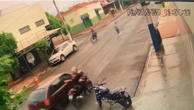 Câmera flagra atropelamento de idosa por motociclista na região; VEJA O VÍDEO