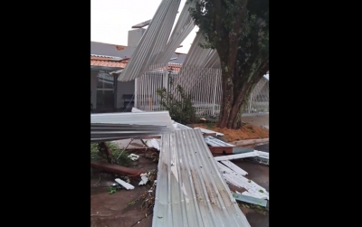 Ventania arranca telhado de posto de saúde em Ipaussu 