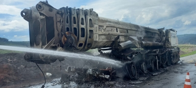 Carreta com guindaste de Ourinhos fica destruída ao pegar fogo em rodovia no Paraná; vídeo 