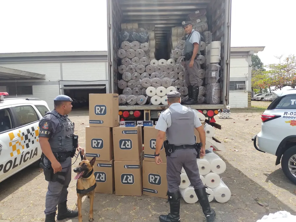 Polícia apreende 450 mil maços de cigarros contrabandeados escondidos em caminhão na SP-294 em Marília