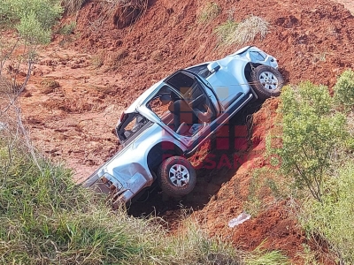 Morador de Santa Cruz do Rio Pardo é socorrido após capotar caminhonete S-10 na Rodovia Castello Branco