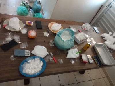 Polícia ‘estoura’ boca do tráfico em Santa Cruz do Rio Pardo, prende cinco e apreende grande quantidade de drogas 