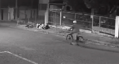 Malandro em bicicleta assalta jovens na rua em Ourinhos; vídeo