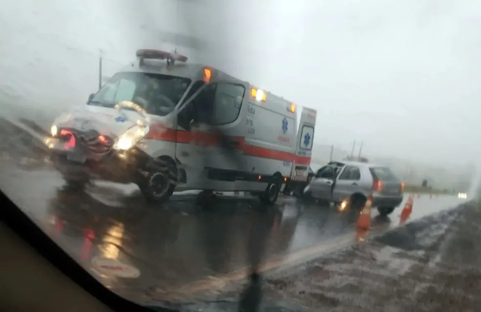 Batida entre carros mata mulher e deixa três feridos em rodovia na região 