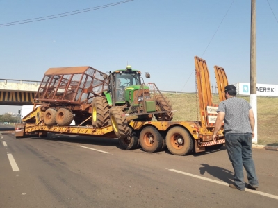 Carreta carregando trator não consegue passar embaixo de pontilhão e quase fica entalada em Ourinhos