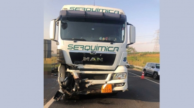 Idoso de 71 anos morre em colisão entre motocicleta e caminhão na região