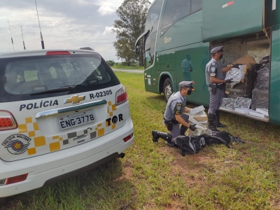 Polícia Rodoviária flagra tráfico de drogas e contrabando em ônibus abordado em Santa Cruz do Rio Pardo; uma mulher foi presa 