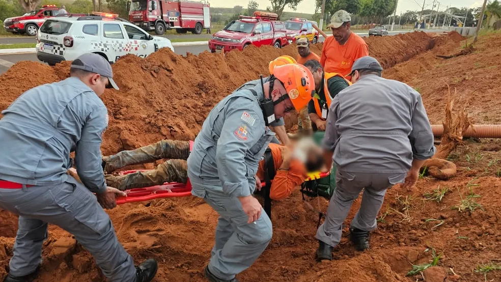 Homem é resgatado após ficar soterrado em obra no centro-oeste paulista 