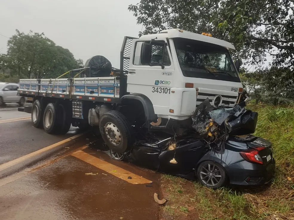 Homem de 39 anos morre em acidente envolvendo carro e caminhão na região 